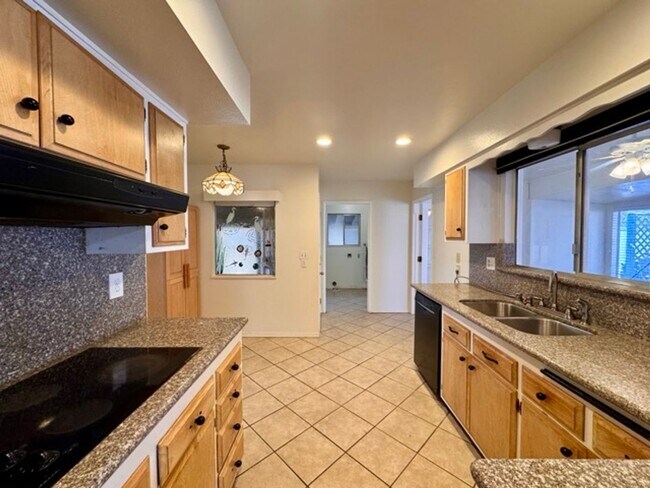 Building Photo - 55+ 2 bedroom 2 bathroom Sun City home for LEASE!