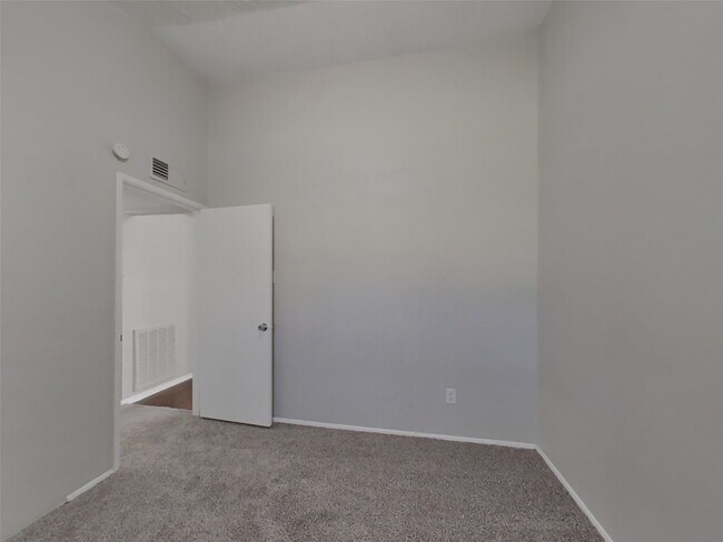 Building Photo - 24022 4 Sixes Ln