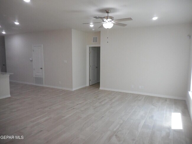 Building Photo - 561 Oakmont