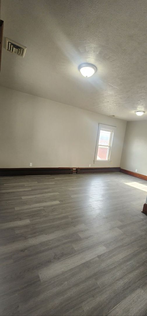 Building Photo - Newly Renovated 2 bedroom/1 bath Apartment!