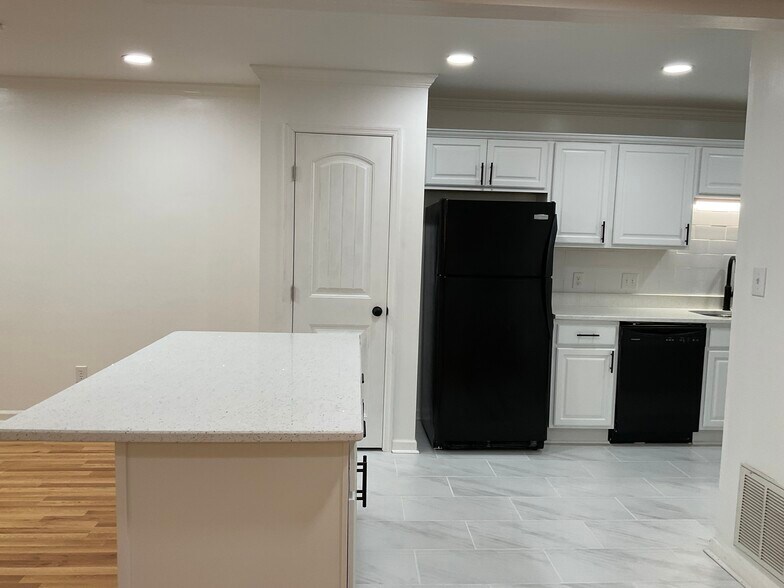 Building Photo - 1010 Woodland Vlg