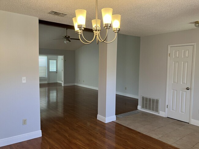 Building Photo - 4535 Parkwood Ln E