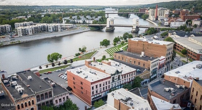 Building Photo - 275 River St