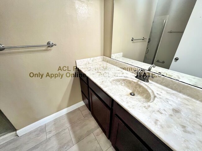 Building Photo - Spacious & Upgraded 4-Bedroom Townhouse in...