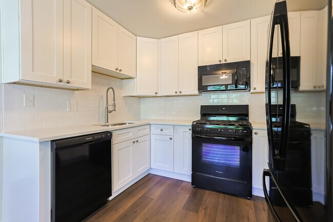 Building Photo - 1064 Crestwood Ln