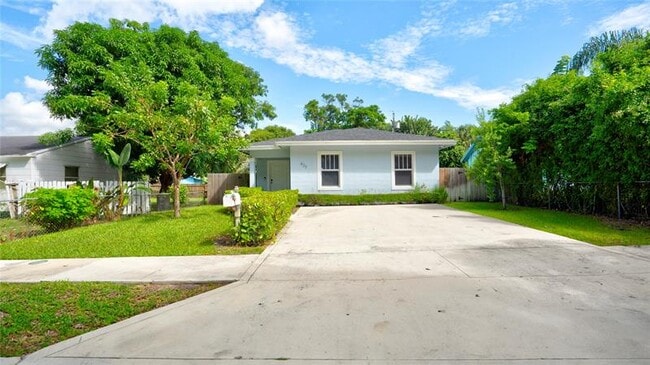 Building Photo - 627 47th St