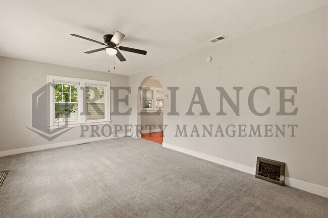 Building Photo - 703 S Grove Dr