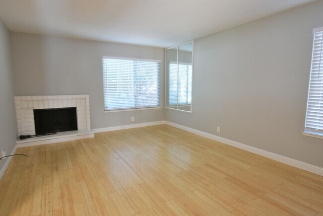 Building Photo - Beautiful 3 Bedroom 2.5 Bath End Unit Town...