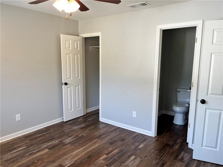 Building Photo - 382 Fairway Dr