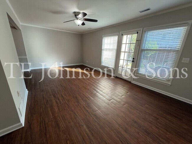 Building Photo - Modern 2-Bedroom with Granite Finishes & F...