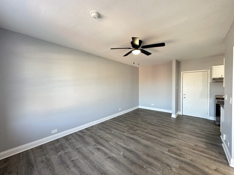 Building Photo - 4027 N Kenmore Ave