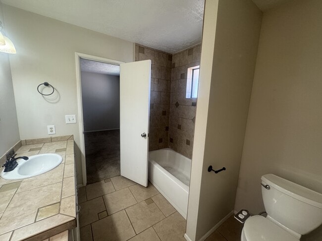 Building Photo - 935 Country Club Dr