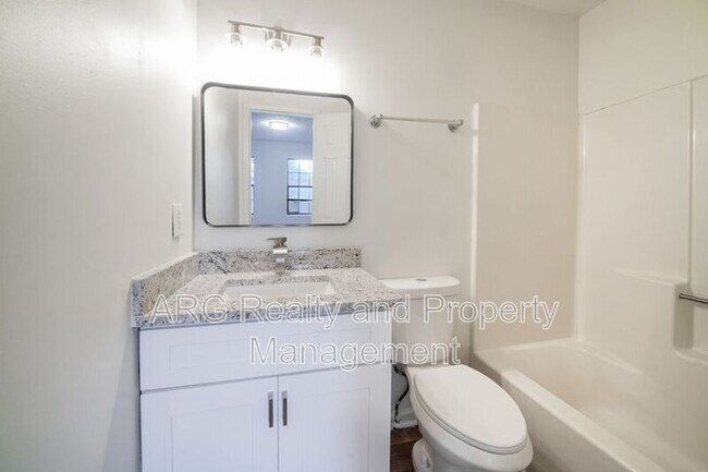 Building Photo - 7042 Oakhill Cir