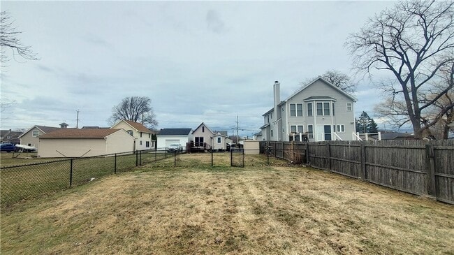 Building Photo - 2331 Edgemere Dr