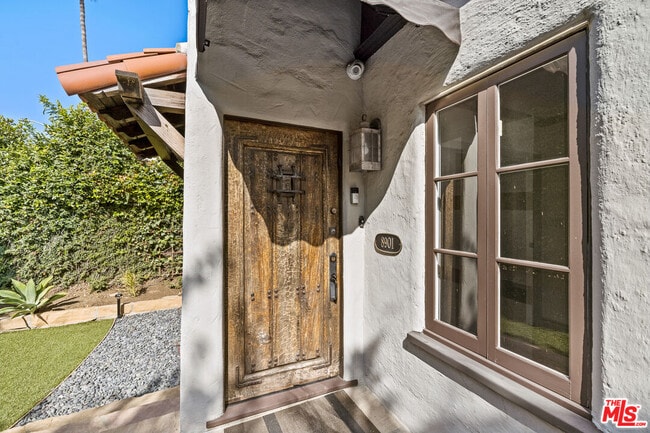 Building Photo - 8901 Rosewood Ave