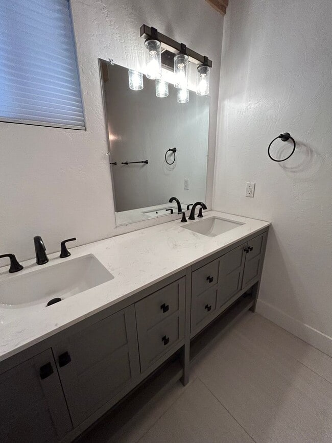 Building Photo - Gorgeous Location Near Heavenly - 3 Bed, 2...