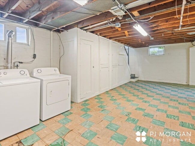 Building Photo - 2 bedroom, 1.5 Bathroom House Available Im...