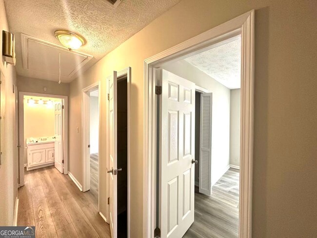 Building Photo - 100 Lakeview Ln