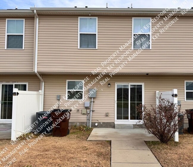 Building Photo - Lovely 3 bedroom 2.5 bath townhome close t...