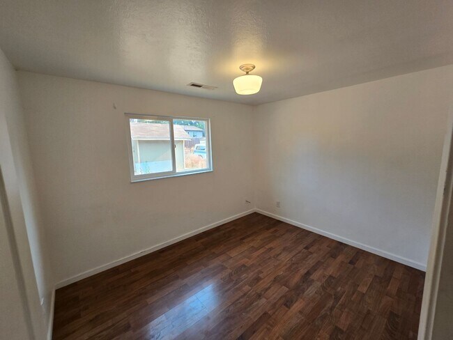 Building Photo - West-Flagstaff 4bd/2ba House Near NAU & CCC -Students & Pets OK!! Avail. July 10th!