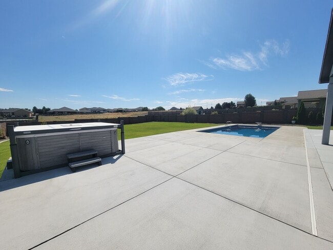 Building Photo - Luxurious 4-Bed Richland Home with Pool, H...