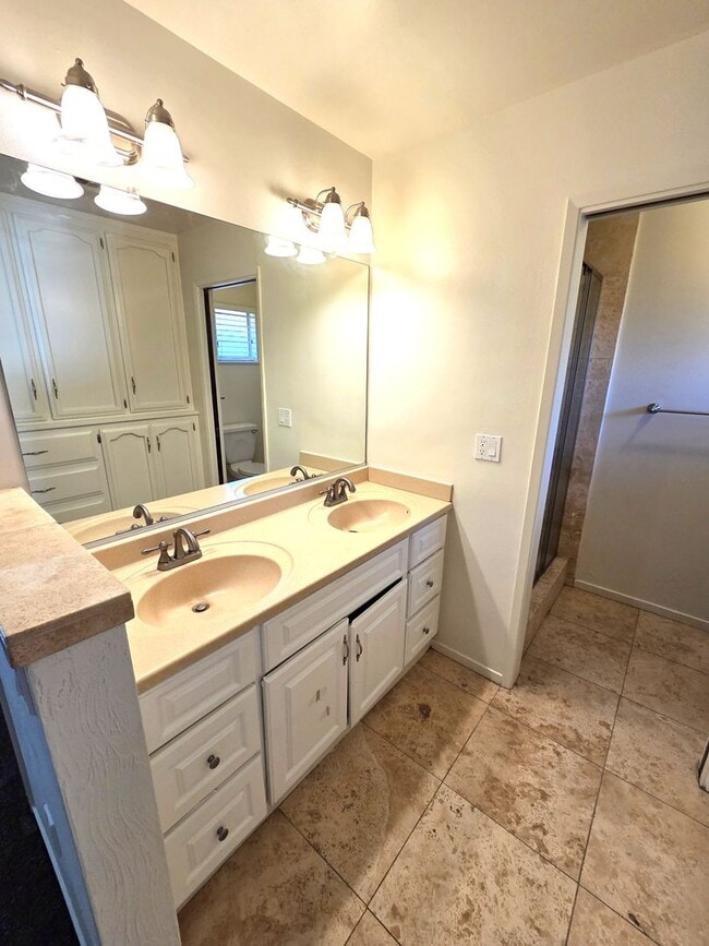 Building Photo - Immaculate 5 Bedroom 2.5 Bath Home Near Visalia Country Club