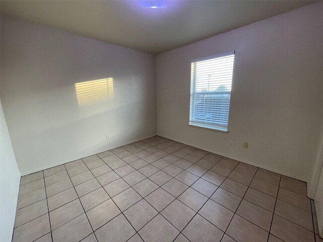 Building Photo - Cozy 2 Bedroom and 2 bathroom duplex for rent in Saginaw!