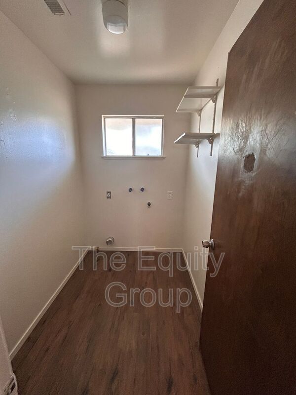 Building Photo - 2434 W Caldwell Ave
