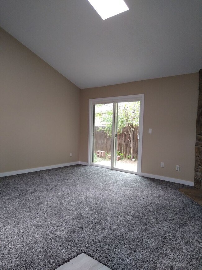 Building Photo - Charming 2 Bedroom 2 Bath w/ Large Yard, 1 Car Garage and Central Air/Heat