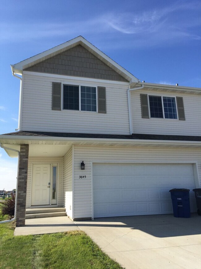 Building Photo - 3 Bed 3 Bath Twin Home