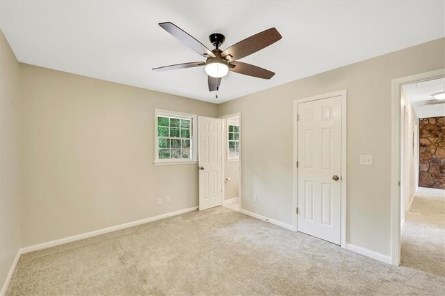 Building Photo - 611 Mitchell Dr