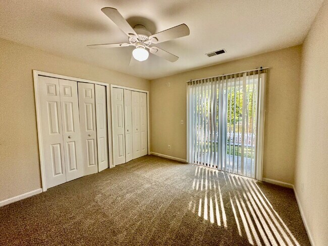 Building Photo - Three Bedroom Home in the Farm with a Lago...