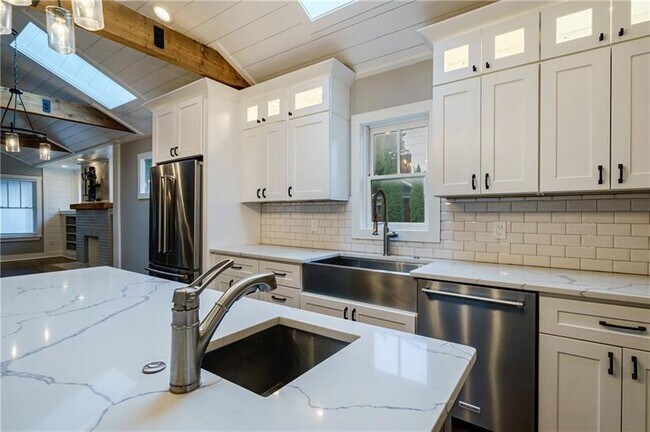 Building Photo - 349 Altoona Pl SW