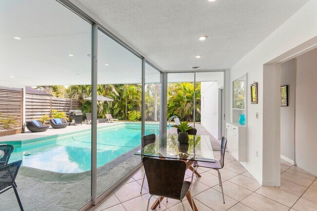 Building Photo - Fabulous 3 bed/ 2 bath Pool Home in South Sarasota ~ Coming March!