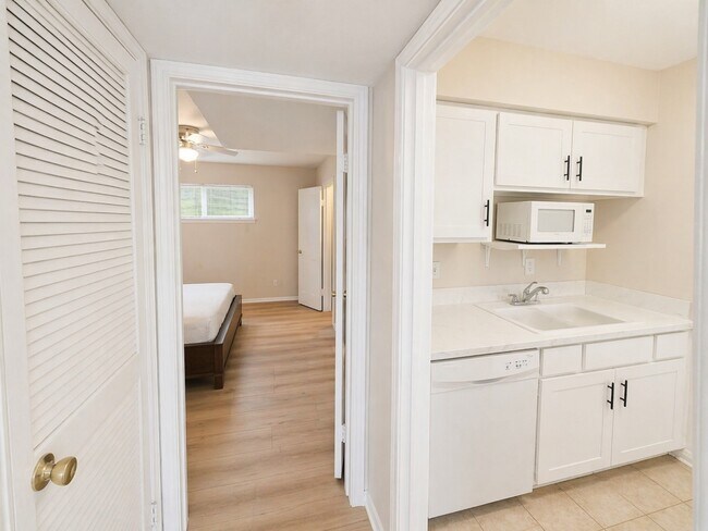 Building Photo - 6410 Del Monte Dr