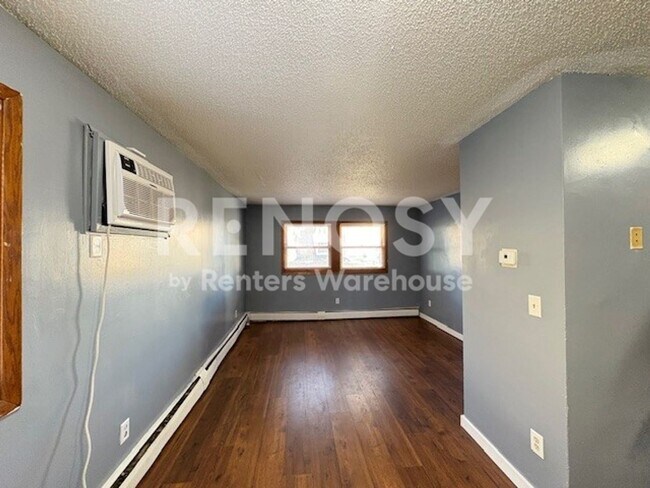 Building Photo - Move in Ready 2 Bedroom 1 Bath Unit in South Minneapolis
