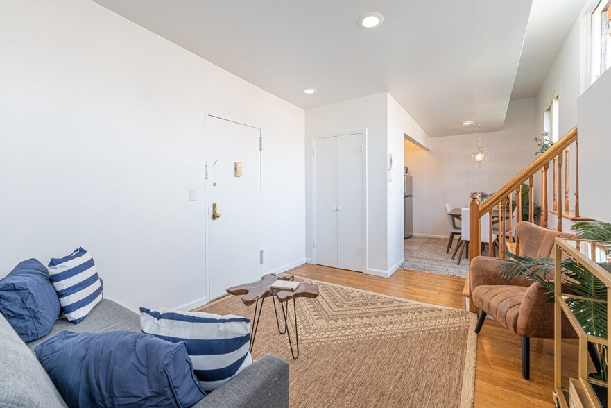 Building Photo - 735 10th Ave