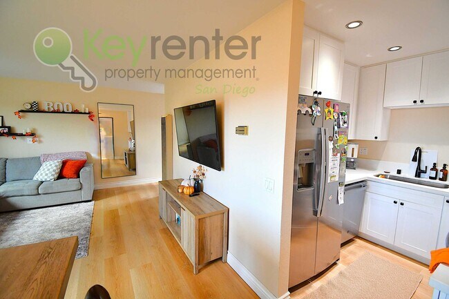 Building Photo - End-Unit Newly Remodeled Townhome in Clair...