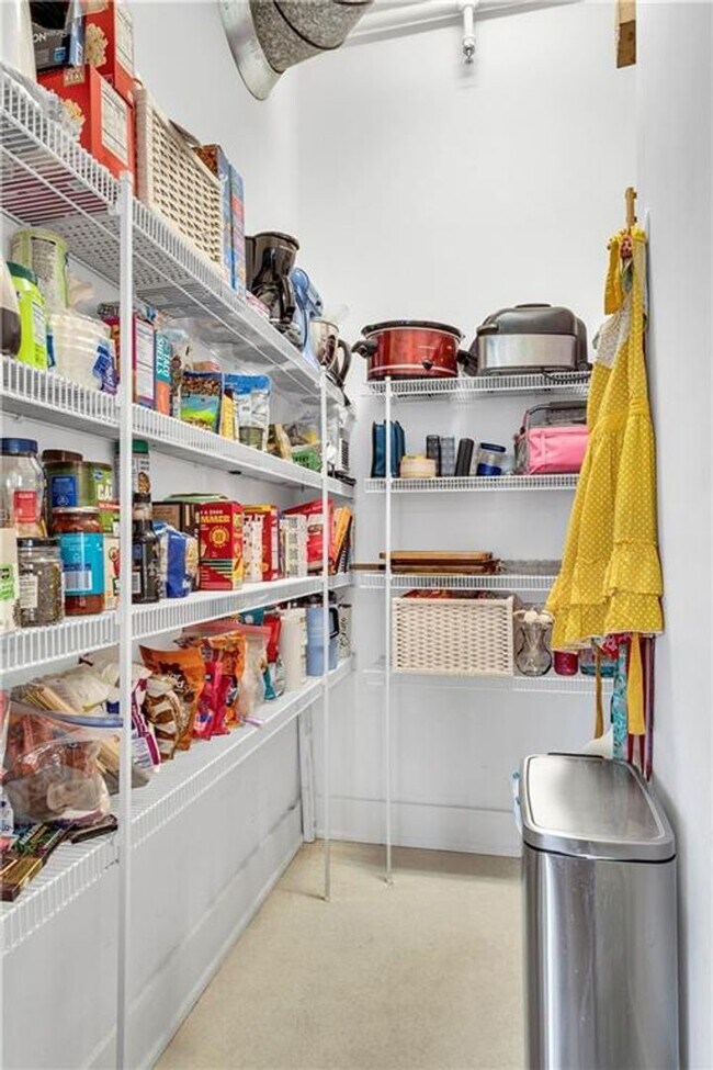 Building Photo - Prime Location