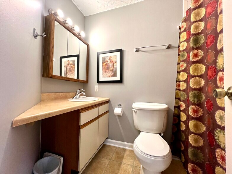 Building Photo - 9345 S Pointe Retreat Dr