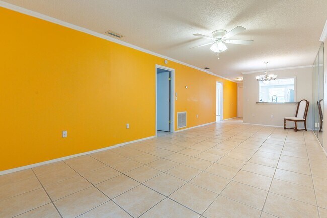Building Photo - Conveniently located Unfurnished 2-bed, 2-...