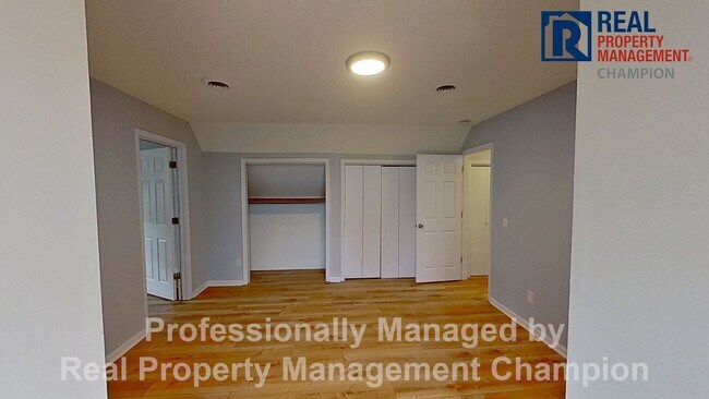 Building Photo - Charming Home Backing up to Arrowhead Park...