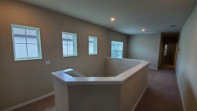 Building Photo - Lovely 4 bedroom townhome in Venetian Bay