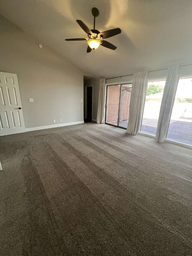 Building Photo - "Spacious 4-Bed Oasis with 3.5 Baths in Charming St. George!"