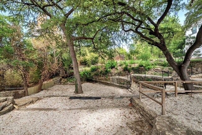 Building Photo - 9 bed 4 bath, available 2026!!