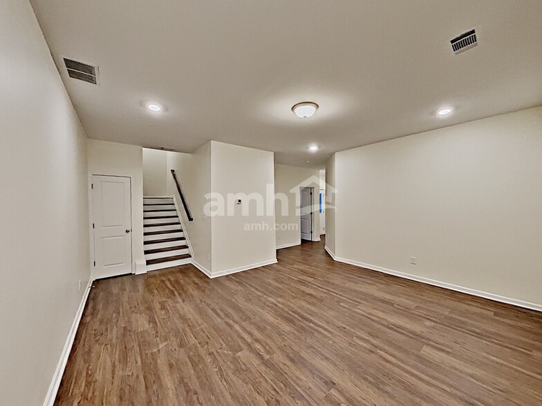 Building Photo - 553 Camp dr