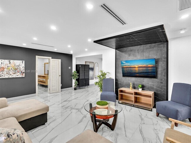 Building Photo - 440 SE 8th Ave