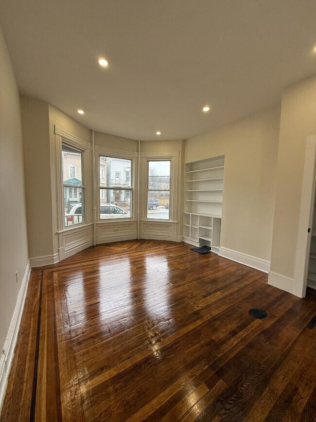 Building Photo - 161 6th Ave