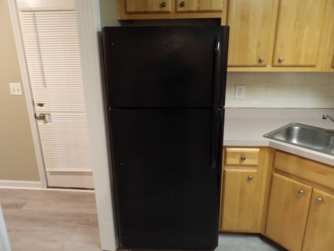 Building Photo - 244 Meadowview Dr