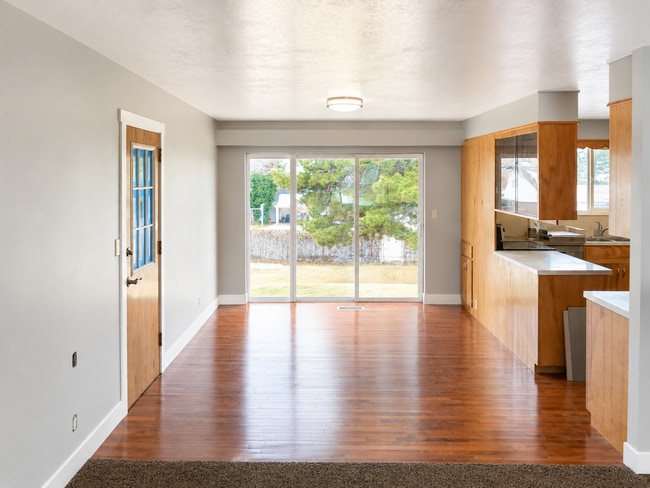 Building Photo - Spacious 5-Bedroom Home with Large Yard in Centerville!